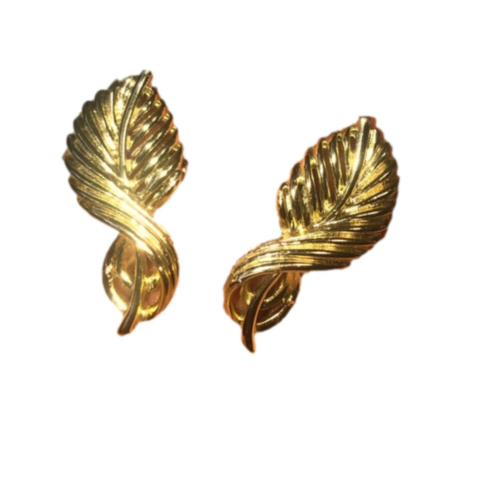 VTG Coro Gold Leaf Open Filigree Screw Clip On Earrings 1.2” x .6”